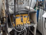 une machine posée sur un chariot dans un garage