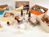 de nombreuses petites boîtes contenant des objets divers, posées sur une table