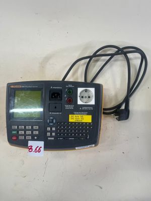 un gros plan d'une calculatrice posée sur une table