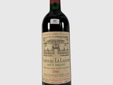 une bouteille de vin posée sur une table