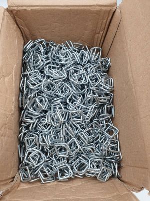une boîte en carton remplie d'un tas de vis