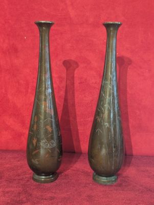 Indochine - Vers 1900 - Paire de vases soliflores en bronze …