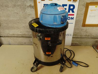 une image représentant un aspirateur bleu et noir posé sur une table
