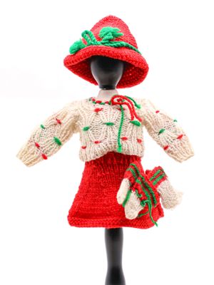 poupée tricotée portant une robe rouge et un chapeau rouge orné d'un nœud vert