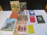 plusieurs livres sur une table avec une nappe blanche