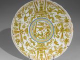 une image représentant une assiette jaune et blanche décorée d'animaux et d'oiseaux
