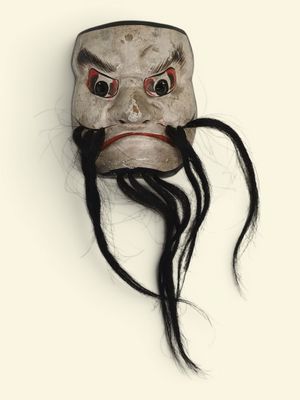 un masque avec de longs cheveux sur un fond blanc