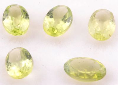 quatre péridotites vertes de taille ovale sur un fond blanc