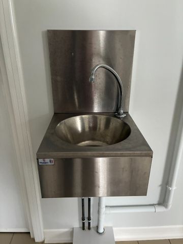 Lave main inox commande genou