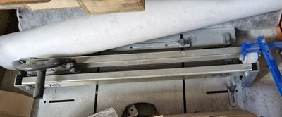 un grand nombre d'outils posés sur une table