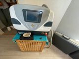 une machine posée sur une table