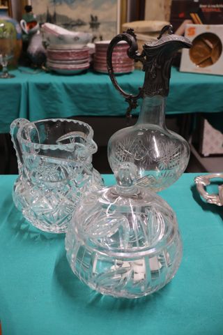 Lot comprenant un pichet en cristal taillé, drageoir en cristal (...
