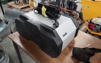 une machine posée sur une table