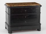 une commode noire avec un plateau en marbre