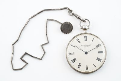 une montre de poche en argent avec une chaîne autour d'elle