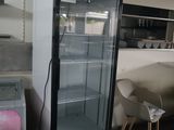 un réfrigérateur avec une étiquette de prix dans un magasin