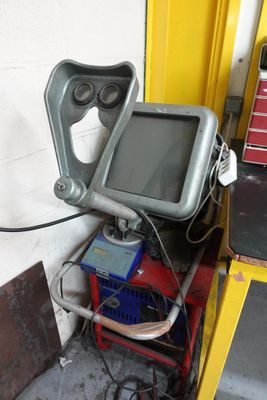 une image représentant un écran d'ordinateur et d'autres appareils électroniques