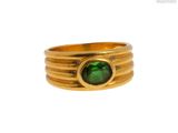 une image d'une bague sertie d'une pierre verte