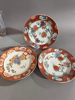 trois assiettes à motifs floraux posées sur une table