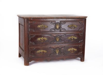 une commode en bois avec des ferrures en laiton sur les tiroirs
