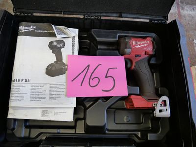 une boîte contenant des outils, notamment un marteau et une clé