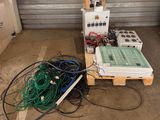 un tas de câbles et d'autres équipements électriques posés sur une palette