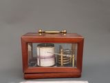 une petite boîte en bois surmontée d'une vitrine