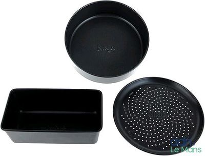 deux casseroles noires et une poêle sur fond blanc