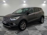 La Ford Escape est garée dans un garage dont le sol est en damier.