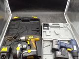 deux outils rangés dans un coffret posé sur une table