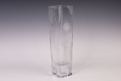 un vase en verre transparent contenant une fleur