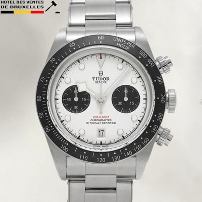 un gros plan d'une montre au cadran blanc