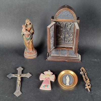 une petite statue de Jésus et d'autres objets religieux posés sur une table