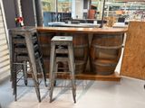 trois tabourets posés devant un bar dans un magasin
