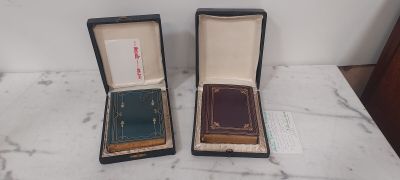 deux livres ouverts dans une boîte posée sur une table