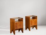 une paire de tables de chevet avec un plateau en verre et des pieds en bois