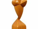 sculpture en bois représentant une fleur sur fond blanc