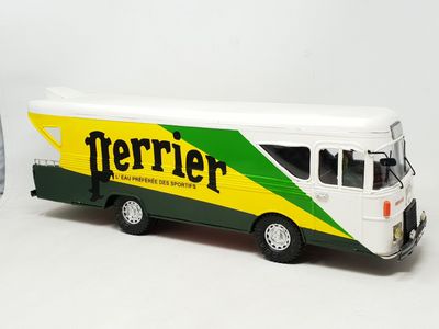 un bus blanc et vert avec une inscription jaune et verte sur le côté