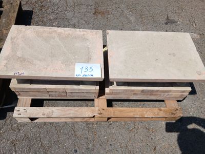 deux morceaux de pierre posés sur une palette dans un parking