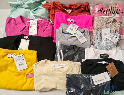 un tas de vêtements posés sur une table