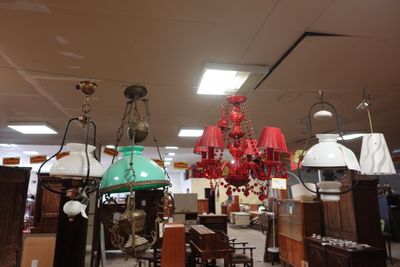 une grande pièce avec de nombreuses lampes et un lustre suspendu au plafond