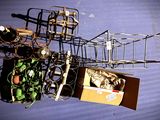 une caisse de bouteilles de vin et une maquette d'avion posées sur une table