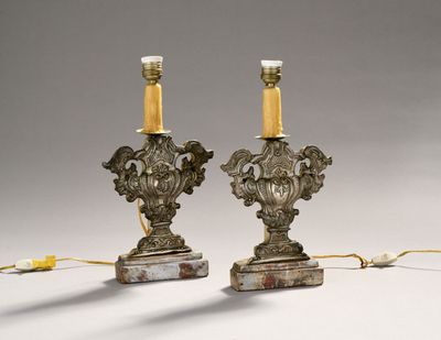 paire de lampes de table anciennes en laiton sur des socles en marbre