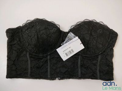 un gros plan d'un haut de soutien-gorge muni d'une étiquette