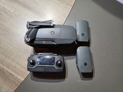 deux télécommandes posées l'une à côté de l'autre sur une table