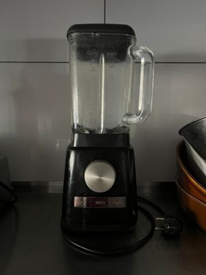 un mixeur posé sur un plan de travail à côté d'un grille-pain