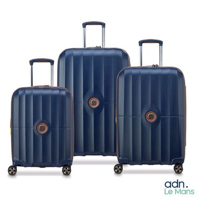trois bagages posés sur des roulettes sur une surface blanche