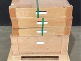 une pile de quatre caisses en bois posées sur une palette