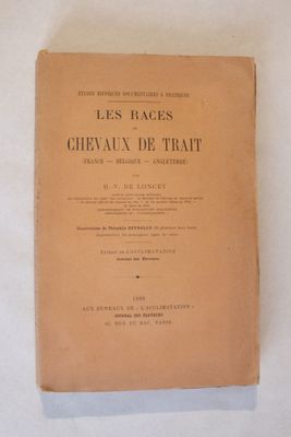 un vieux livre sur une table avec un fond blanc