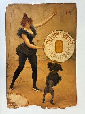 un tableau représentant une femme et un chien jouant avec un frisbee